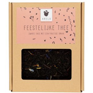 Feestelijke thee met korenbloembloesem, aardbei, zonnebloembloesem, abrikozen en aroma